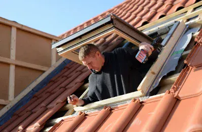 Pose de fenêtre de toit et velux par un couvreur aux Peintures